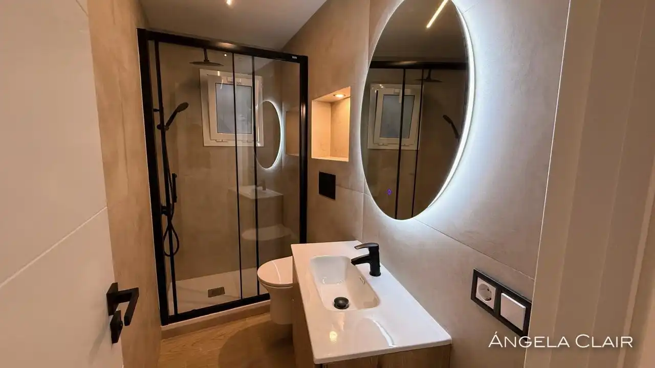 Baño de Ático en venta en L'Hospitalet de Llobregat con Parquet y Terraza