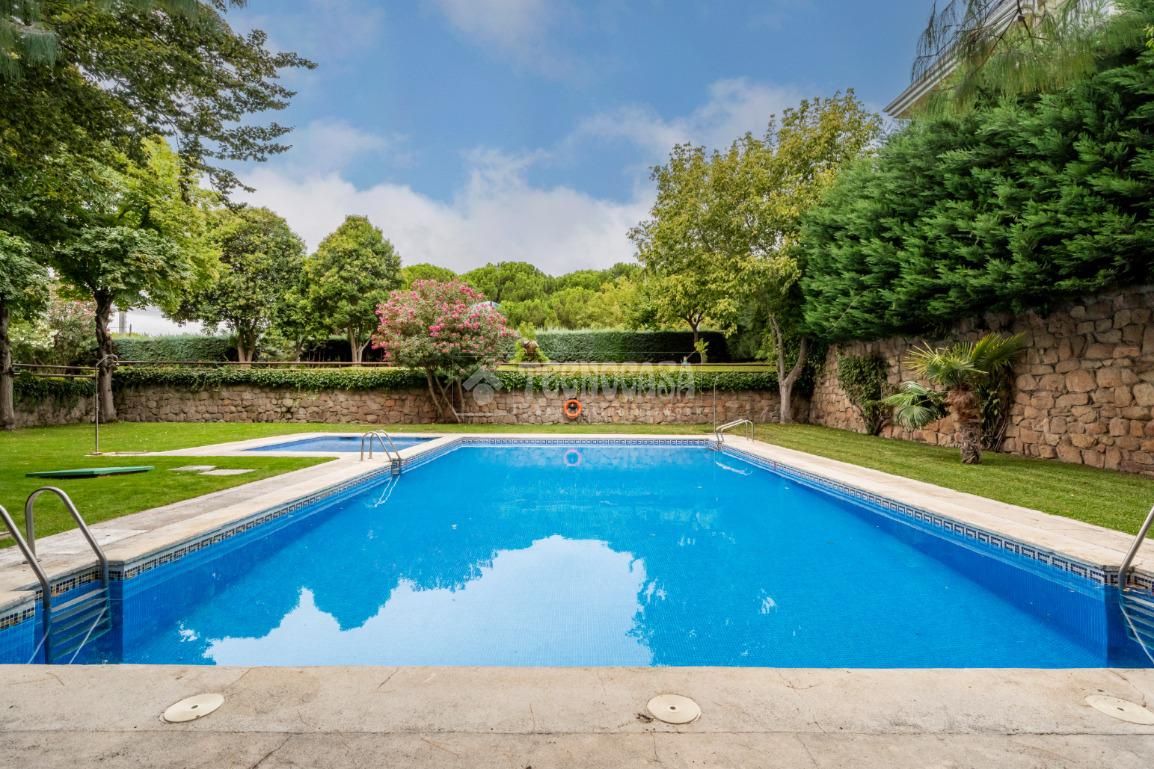 Swimming pool of Flat for sale in Majadahonda  with Terrace and Community pool