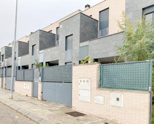 Exterior view of Single-family semi-detached for sale in Valdemoro  with Heating, Private garden and Terrace