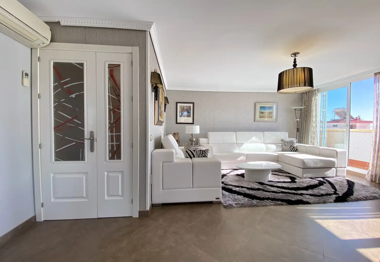 Sala d'estar de Àtic en venda en Marbella amb Aire condicionat, Terrassa i Forn