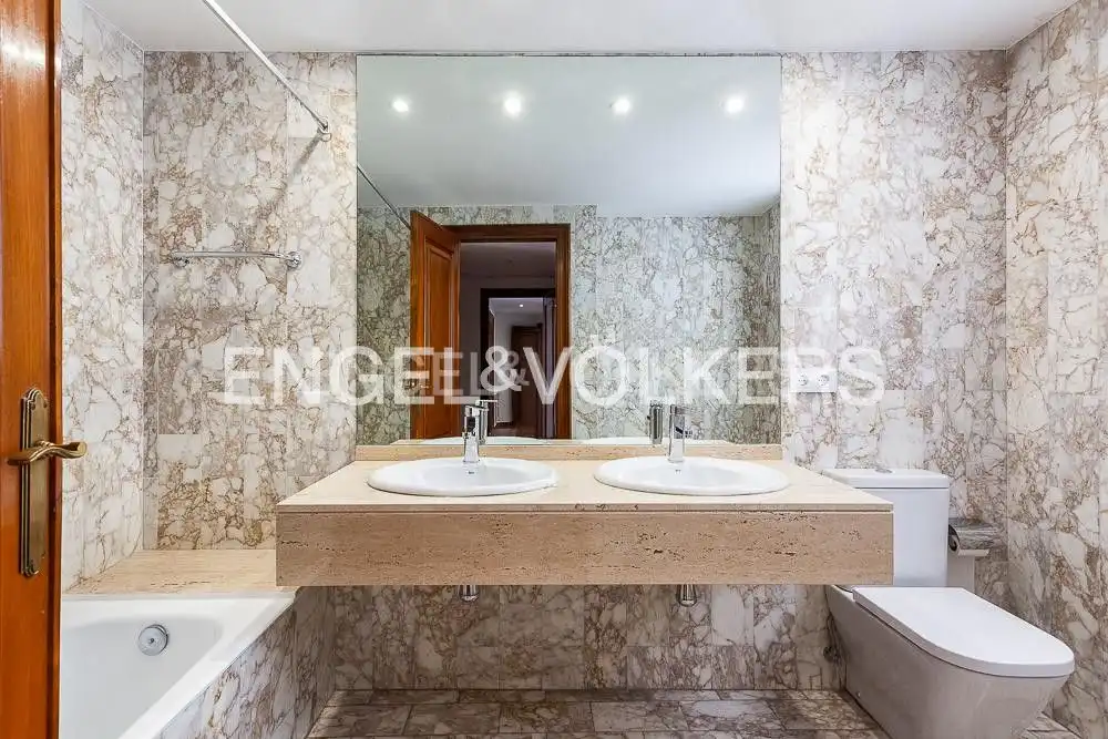 Bathroom of Flat for rent in El Pla del Real