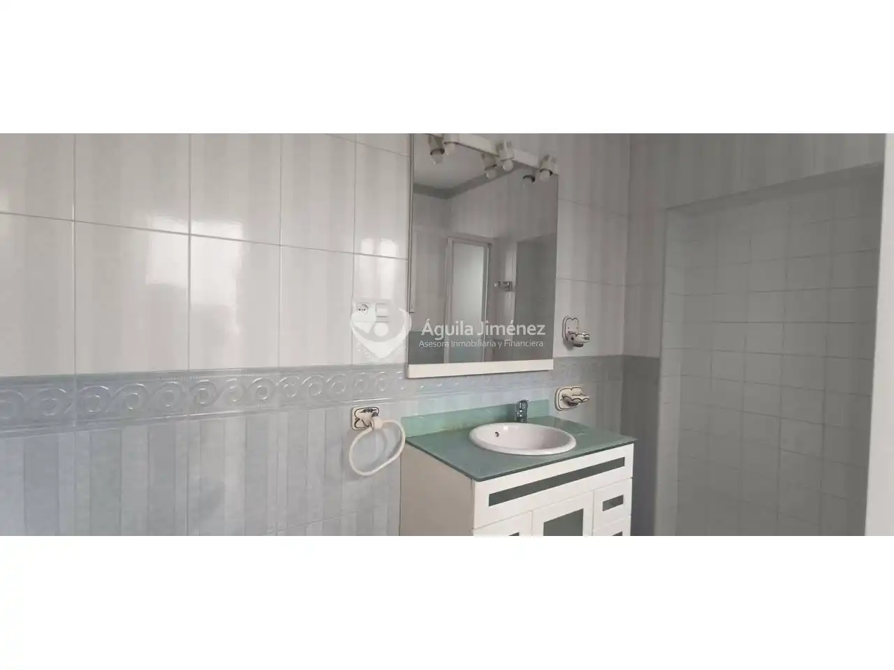 Baño de Casa adosada en venta en Alcalá de Guadaira con Calefacción, Terraza y Piscina