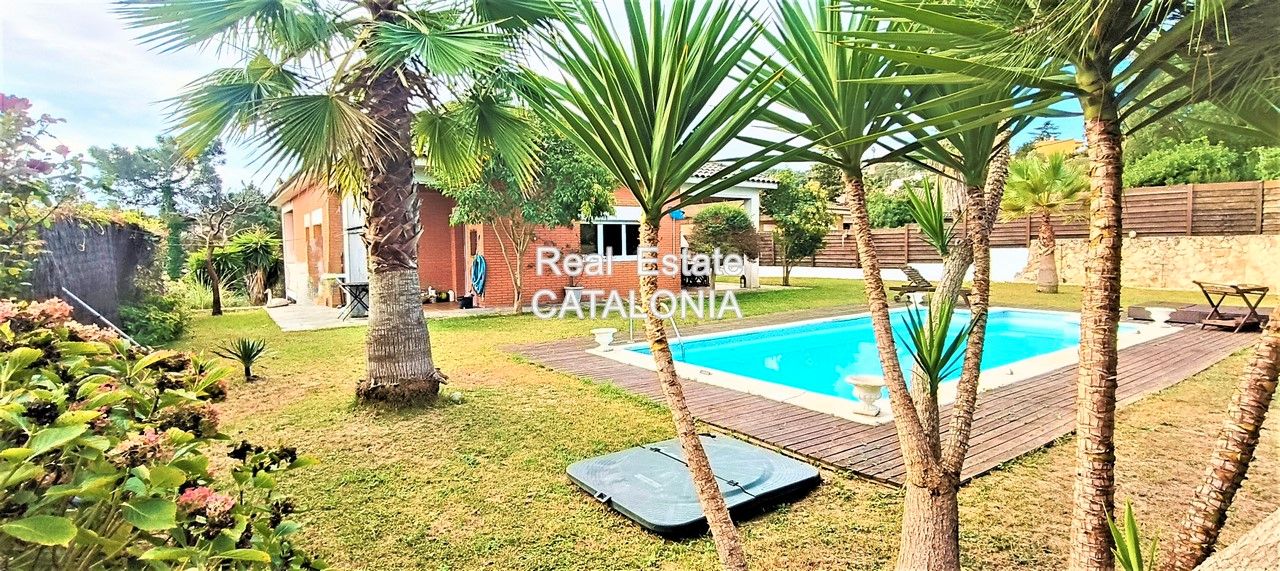 Vista exterior de Casa o xalet en venda en Lloret de Mar amb Calefacció, Jardí privat i Parquet
