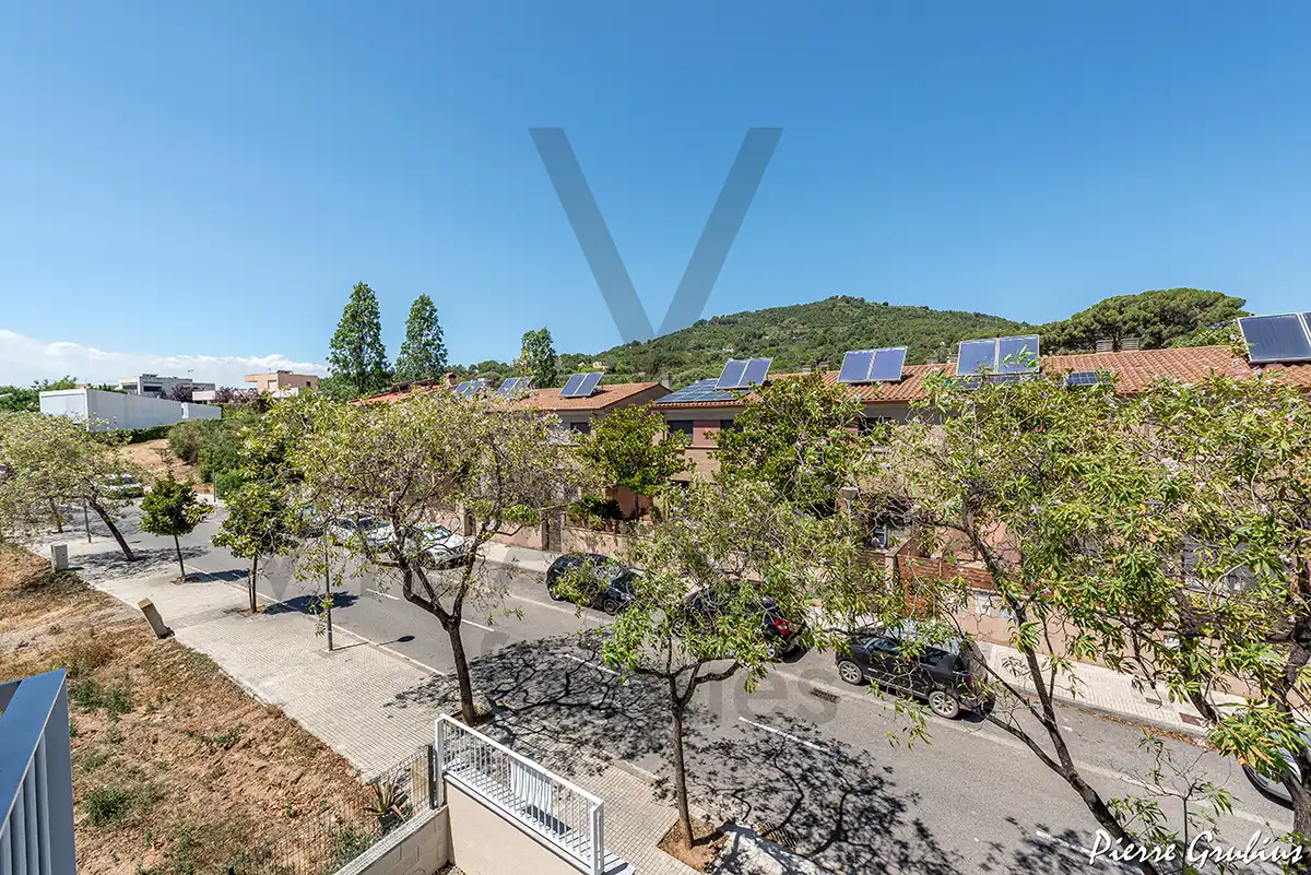 Vista exterior de Casa adosada en venda en La Selva del Camp amb Aire condicionat, Calefacció i Jardí privat