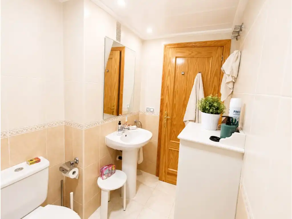 Badezimmer von Wohnung zum Verkauf in Benidorm mit Klimaanlage und Möbliert