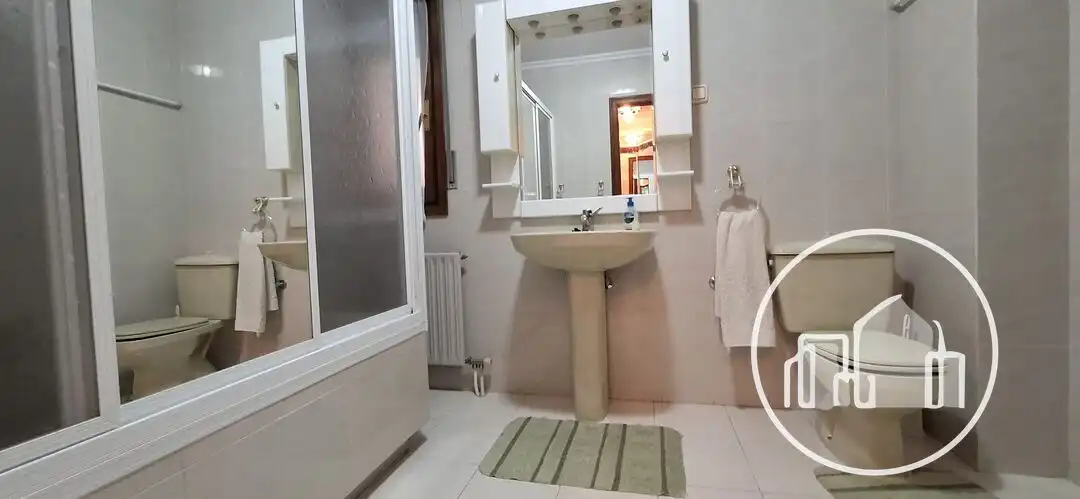 Badezimmer von Wohnung zur Miete in Villarcayo de Merindad de Castilla la Vieja mit Heizung und Abstellraum