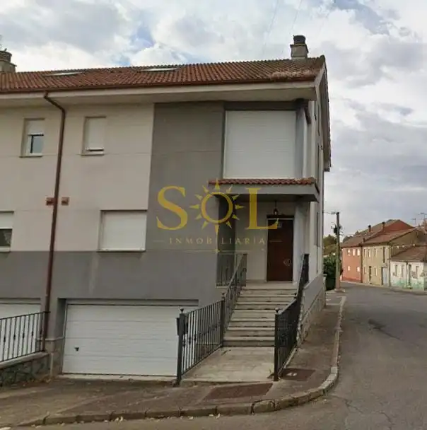 Vista exterior de Casa adosada en venta en Sariegos con Calefacción, Jardín privado y Terraza
