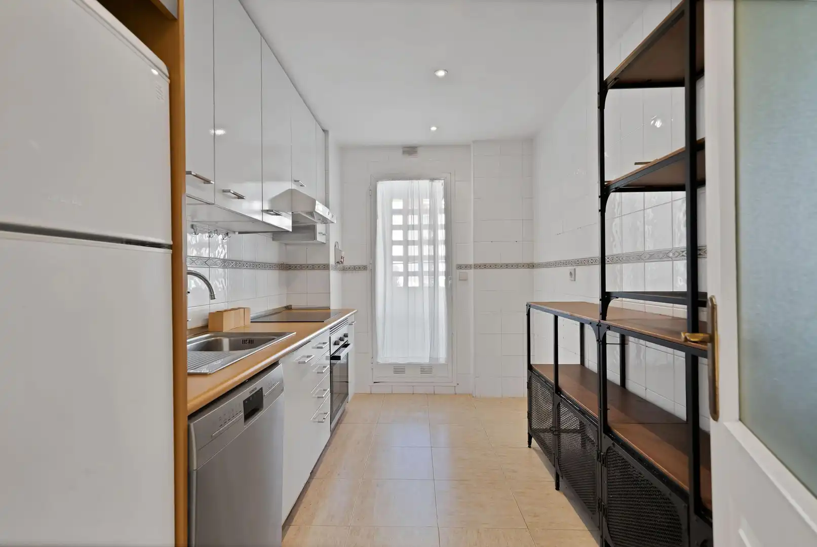 Cocina de Apartamento en venta en Marbella con Aire acondicionado, Calefacción y Jardín privado