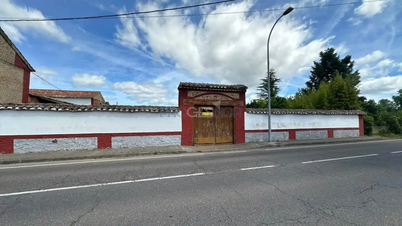 Exterior view of Country homes for sale in San Andrés del Rabanedo  with Heating, Private garden and Terrace