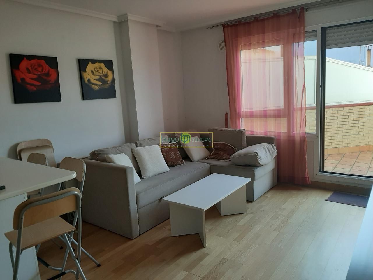 Sala d'estar de Apartament en venda en León Capital  amb Calefacció, Terrassa i Traster