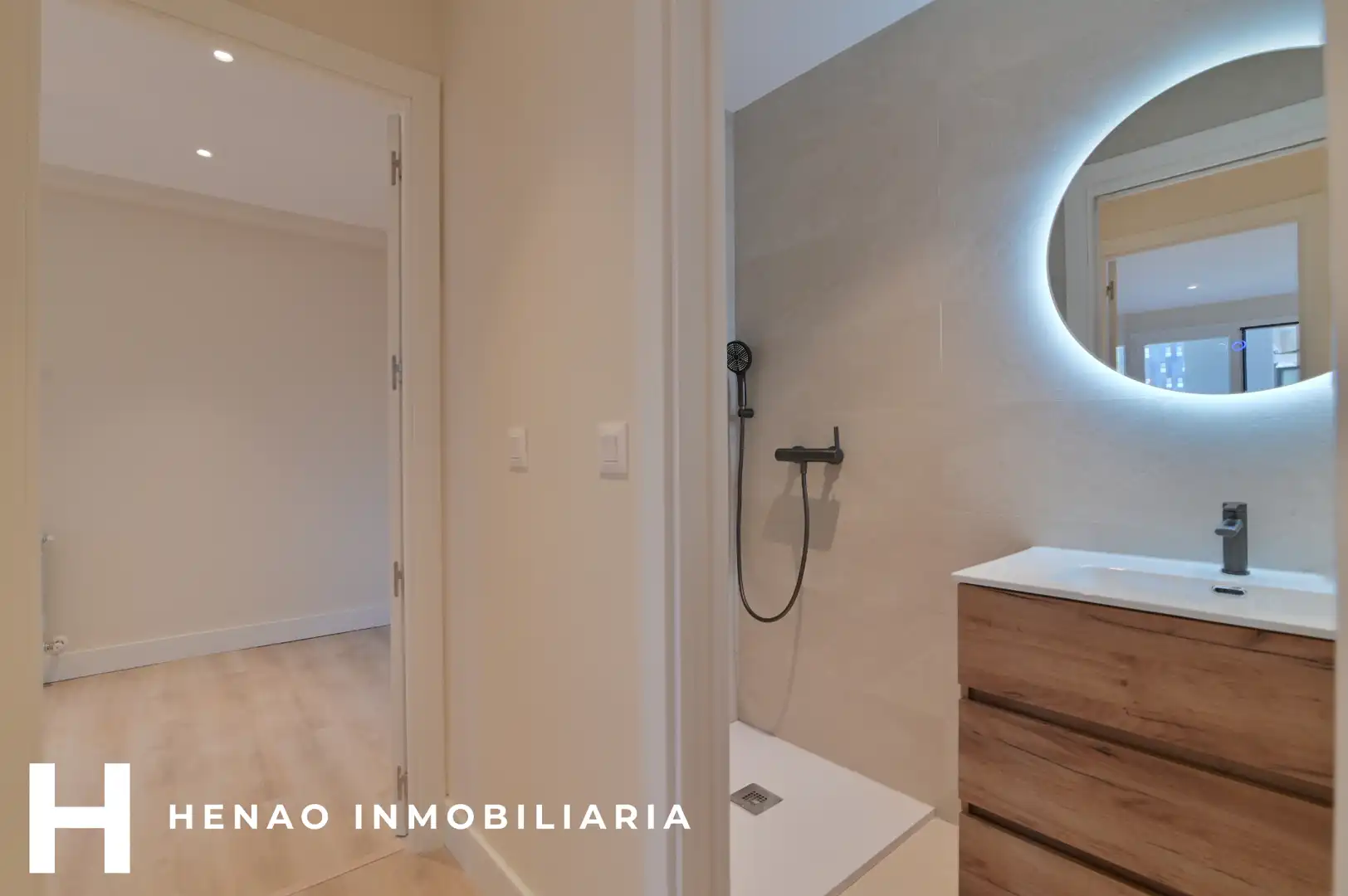 Bany de Pis en venda en Bilbao  amb Calefacció, Parquet i Terrassa
