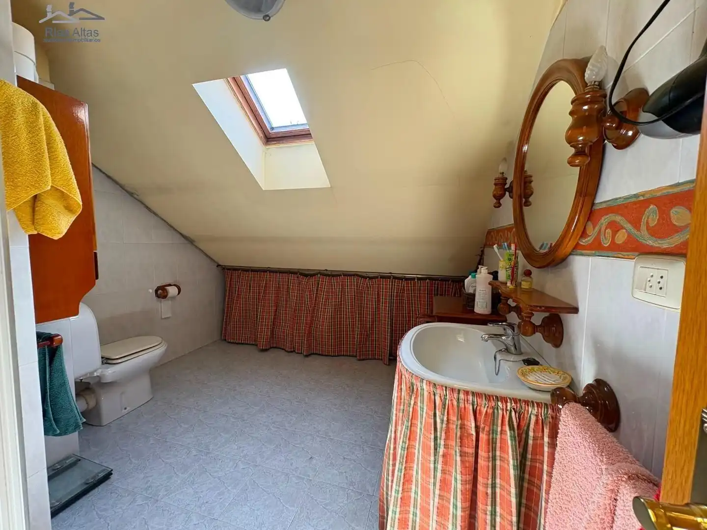 Baño de Casa o chalet en venta en Oleiros con Calefacción, Jardín privado y Trastero