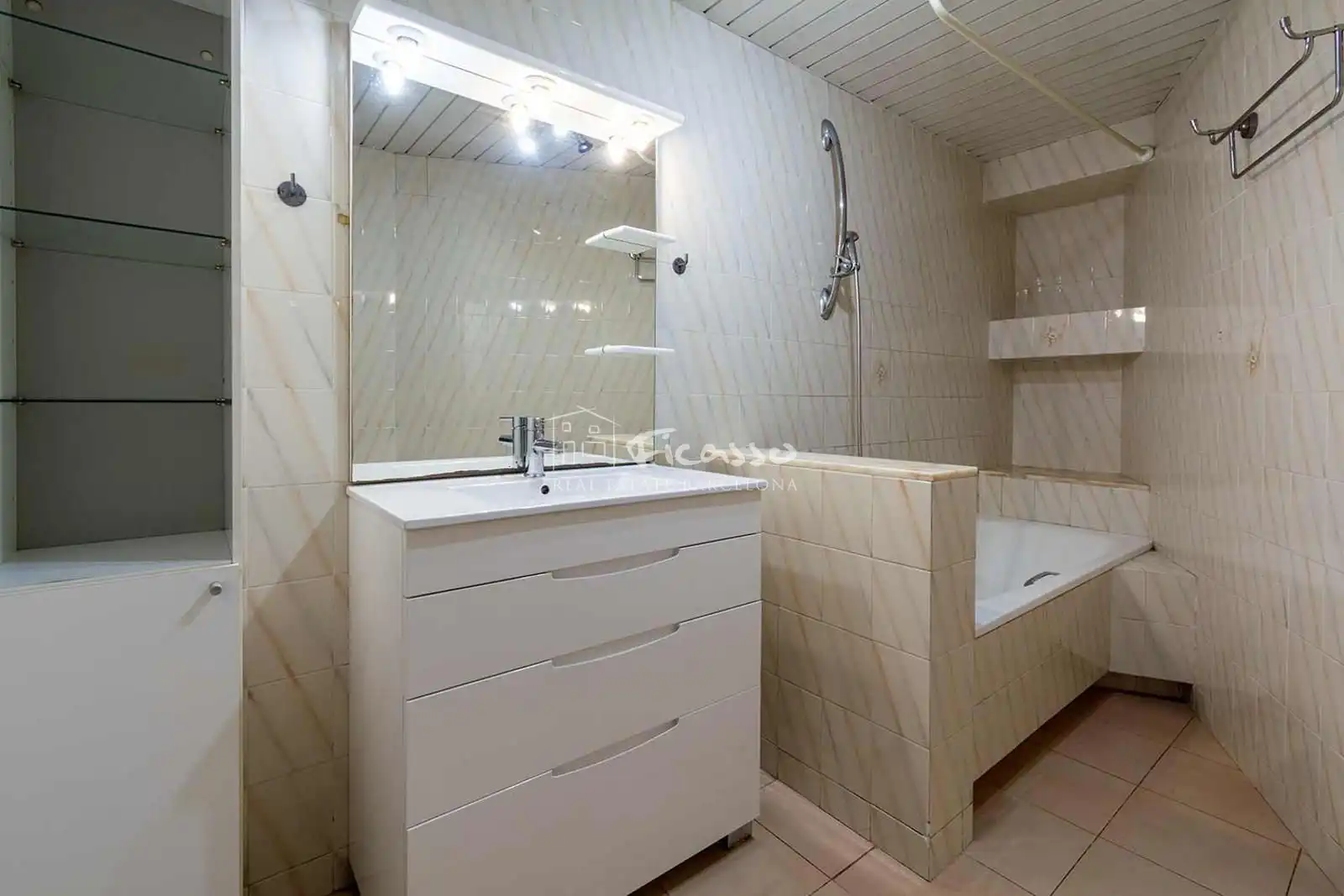 Bathroom of Flat for sale in Barcelona  with Air Conditioner, Heating and Oven