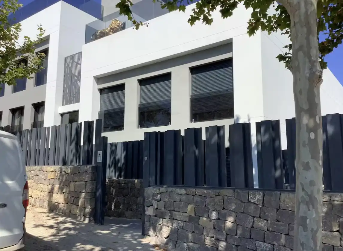 Außenansicht von Wohnungen zur Miete in Santa Eulària des Riu mit Klimaanlage, Heizung und Terrasse