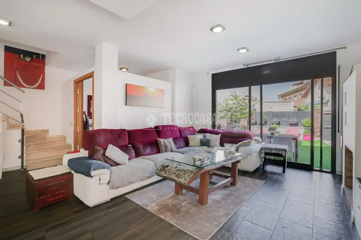 Sala d'estar de Casa adosada en venda en Montcada i Reixac amb Aire condicionat, Calefacció i Terrassa