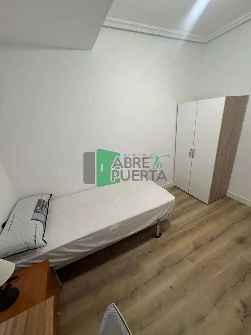 Habitación de Piso de alquiler en Ourense Capital  con Calefacción y Amueblado