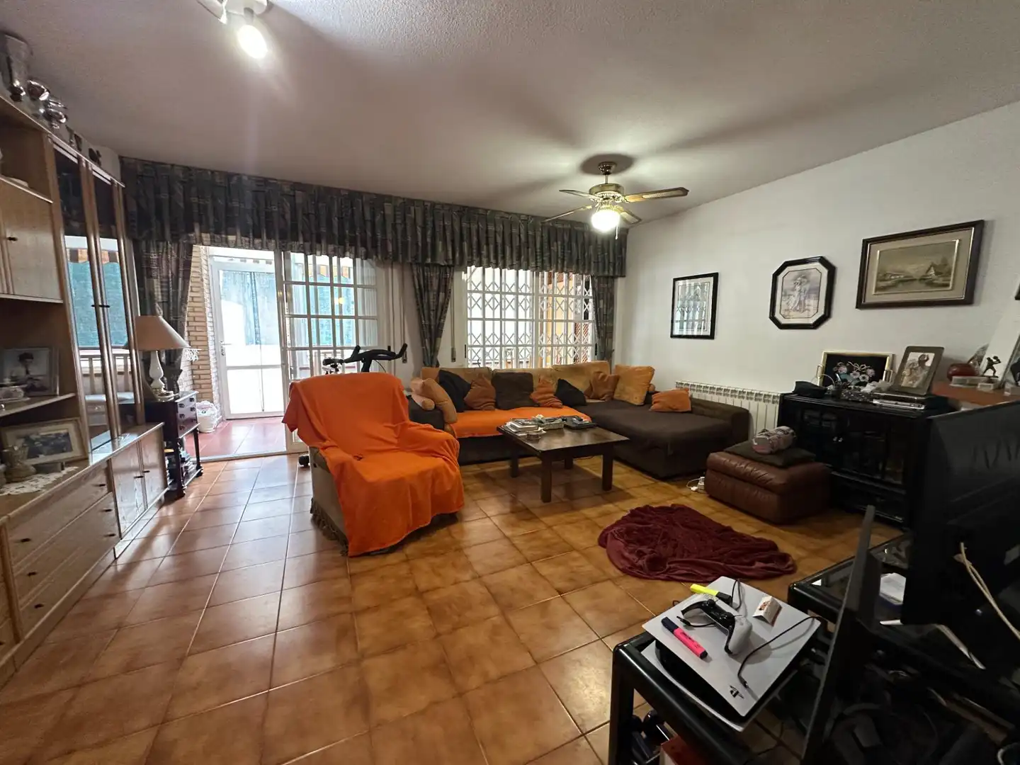 Sala d'estar de Casa adosada en venda en Alicante / Alacant amb Aire condicionat, Calefacció i Jardí privat