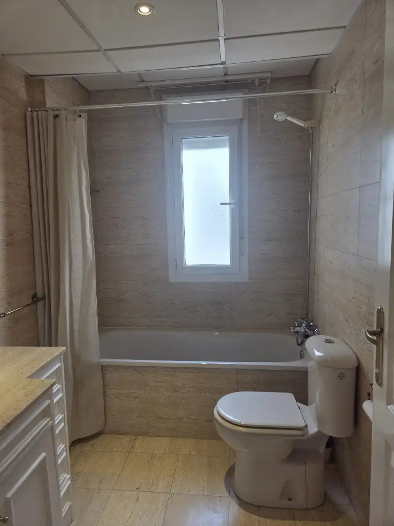 Baño de Ático de alquiler en Badajoz con Aire acondicionado, Calefacción y Parquet