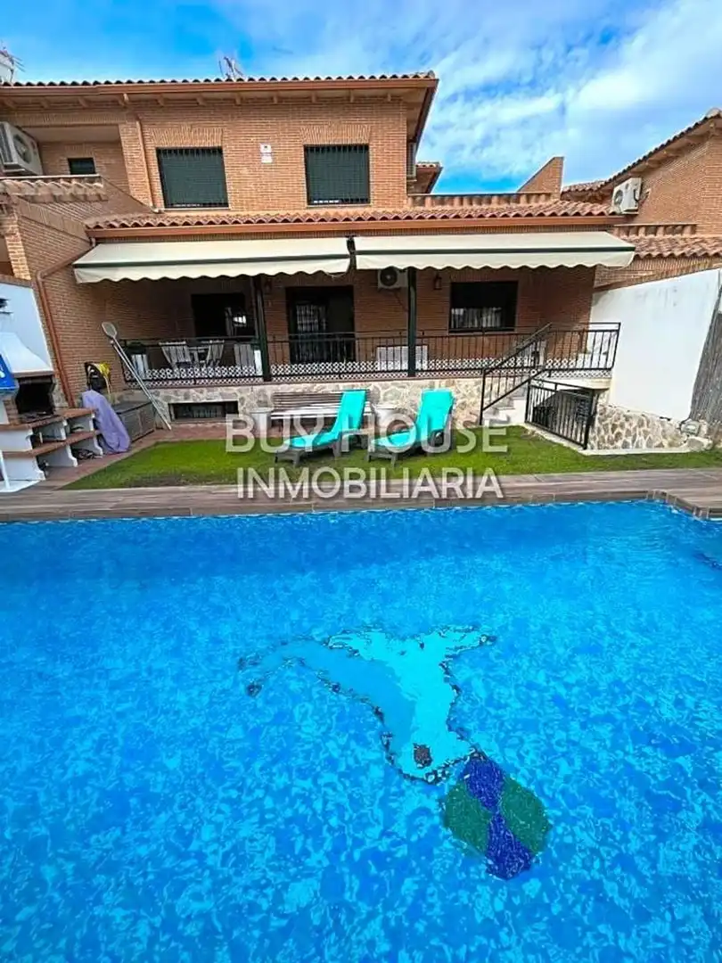 Chalet con piscina en venta en Calle Madeira 17, imagen 5