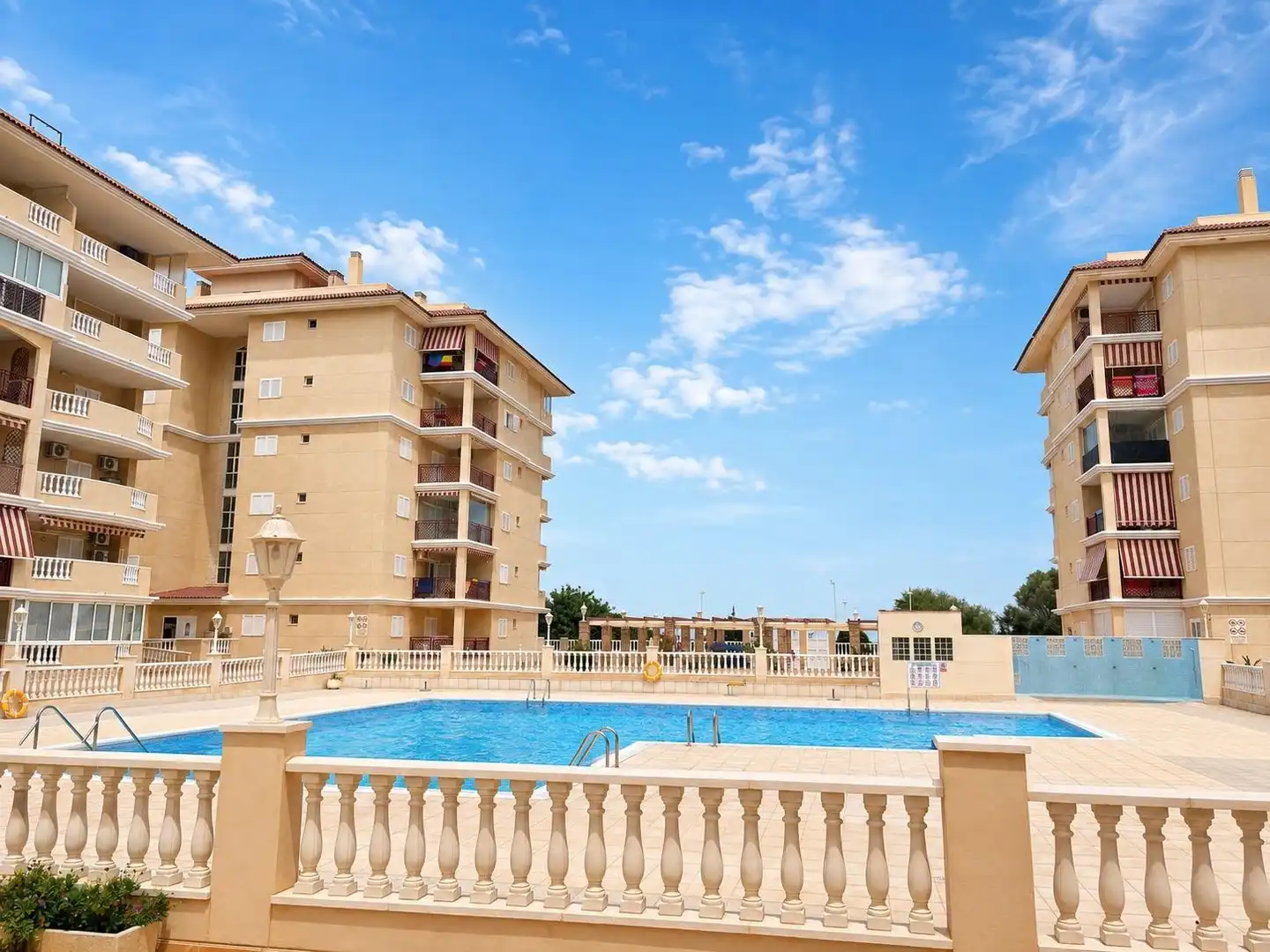 Schwimmbecken von Wohnungen zum Verkauf in Torrevieja mit Klimaanlage, Terrasse und Möbliert