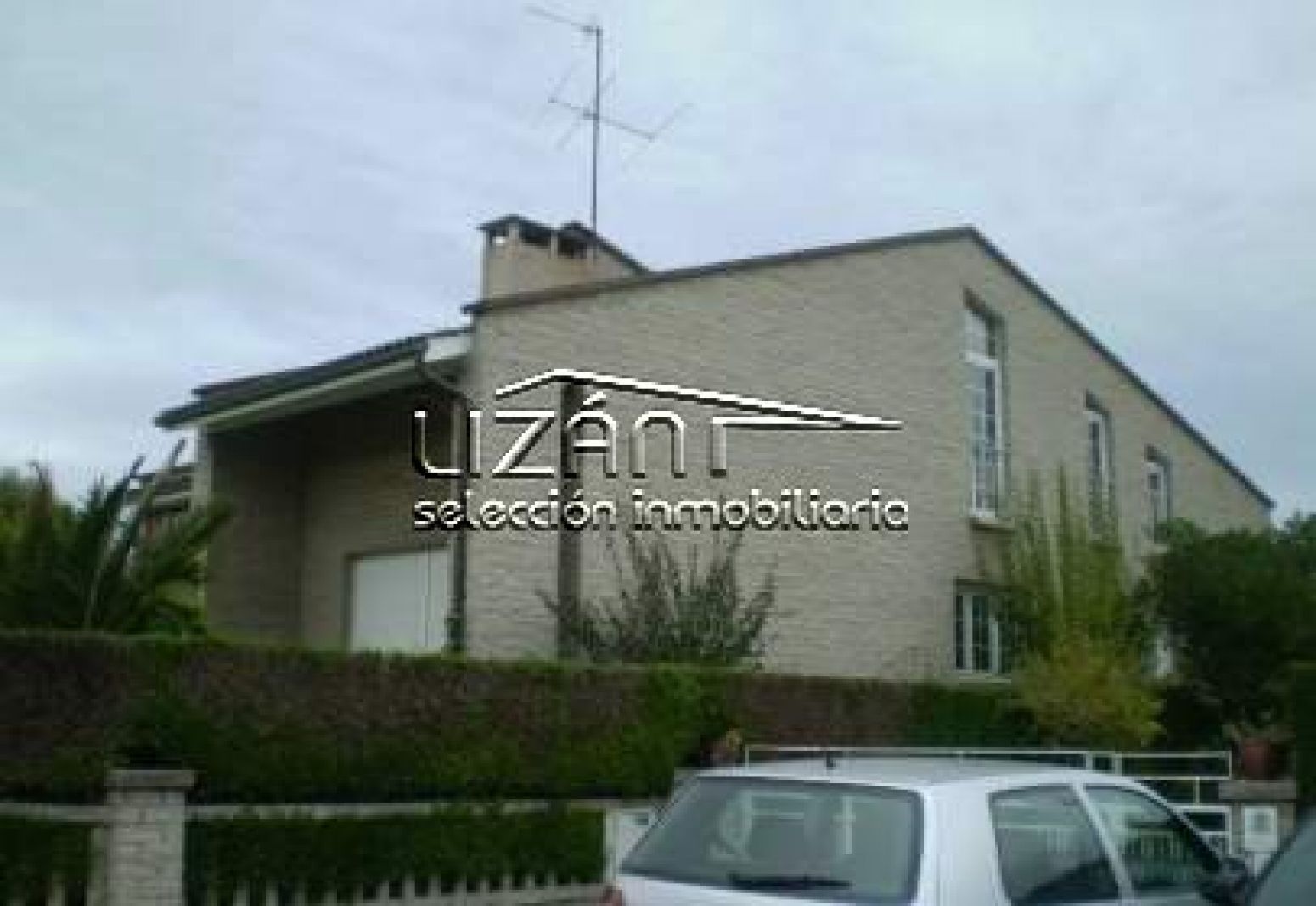 Vista exterior de Casa o xalet en venda en Siero amb Parquet, Terrassa i Piscina