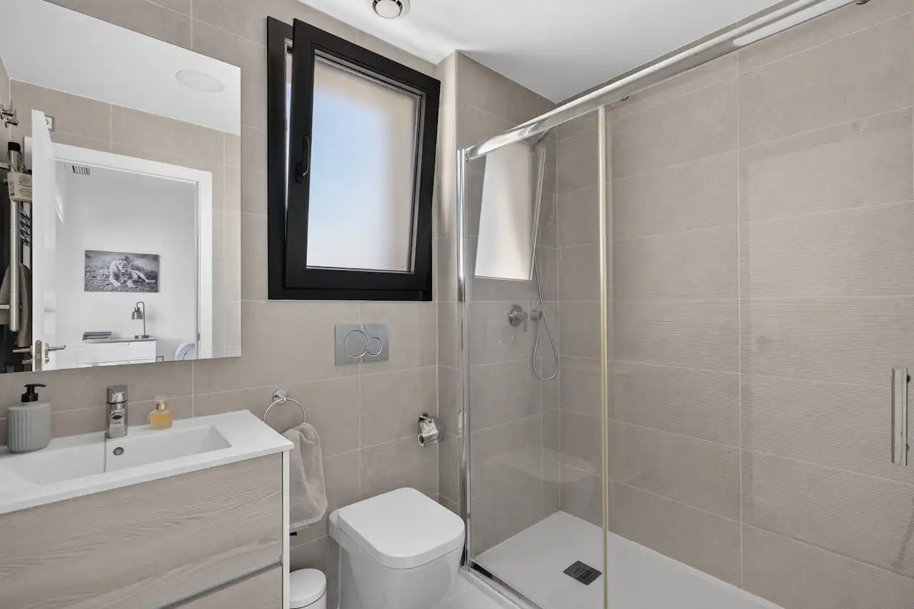 Baño de Ático en venta en Elche / Elx con Aire acondicionado, Calefacción y Jardín privado