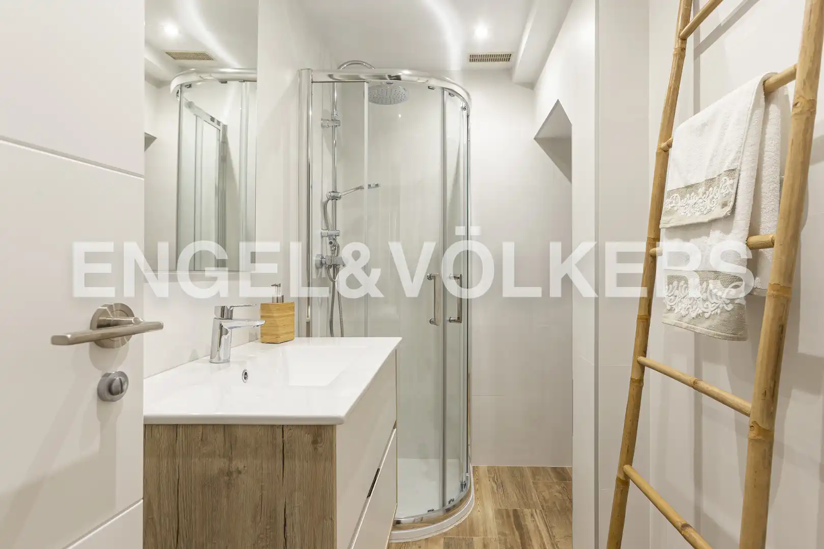 Bathroom of Attic for rent in Madrid  with Air Conditioner, Heating and Parquet flooring