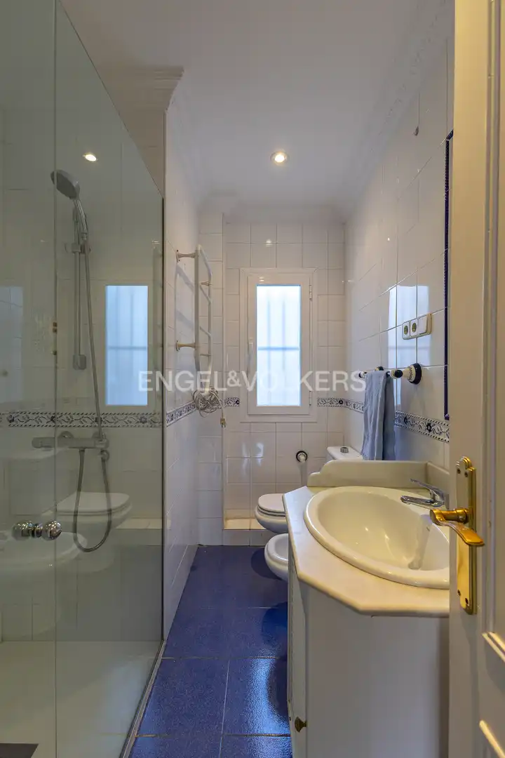 Badezimmer von Wohnung zur Miete in Madrid mit Klimaanlage, Heizung und Parkett