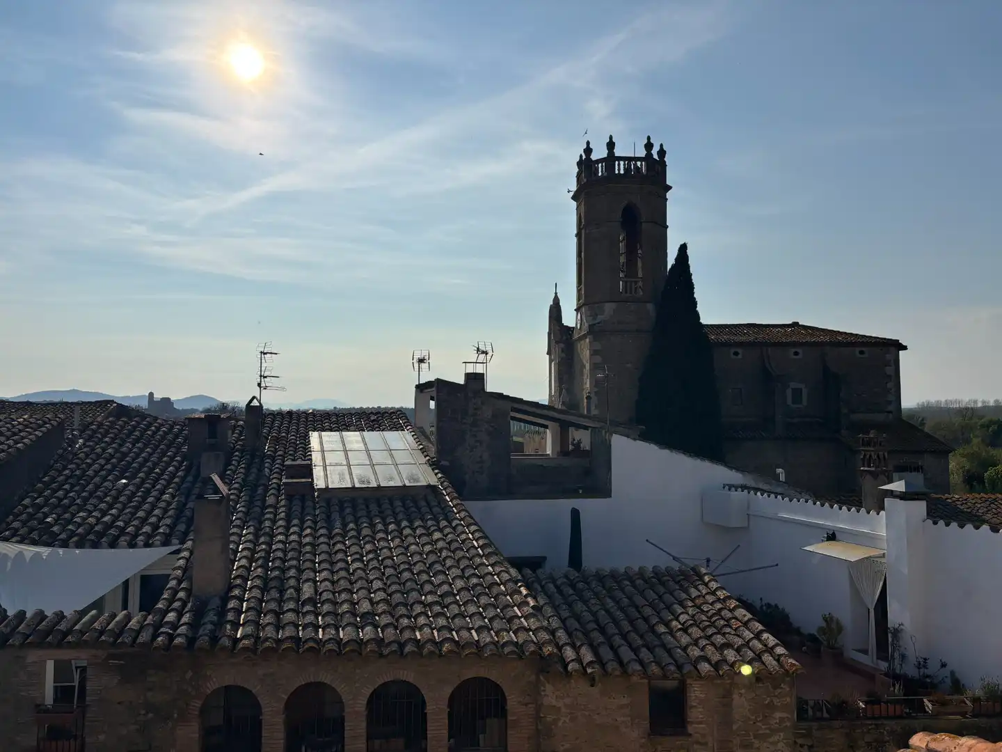 Außenansicht von Einfamilien-Reihenhaus zum Verkauf in Flaçà mit Klimaanlage, Heizung und Privatgarten
