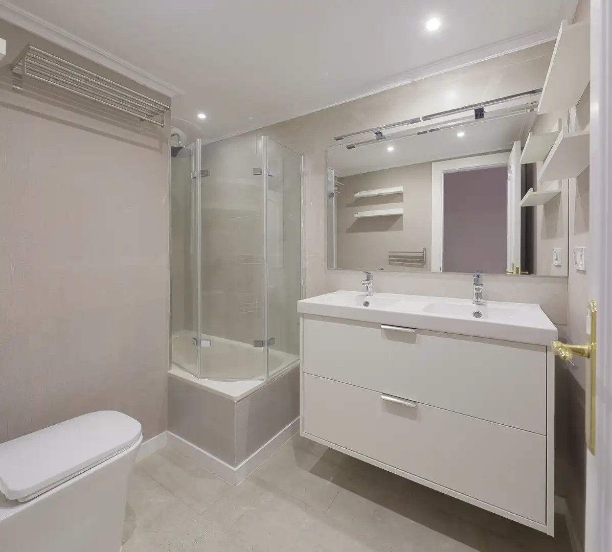 Bathroom of Flat for sale in Gijón   with Heating, Parquet flooring and Storage room
