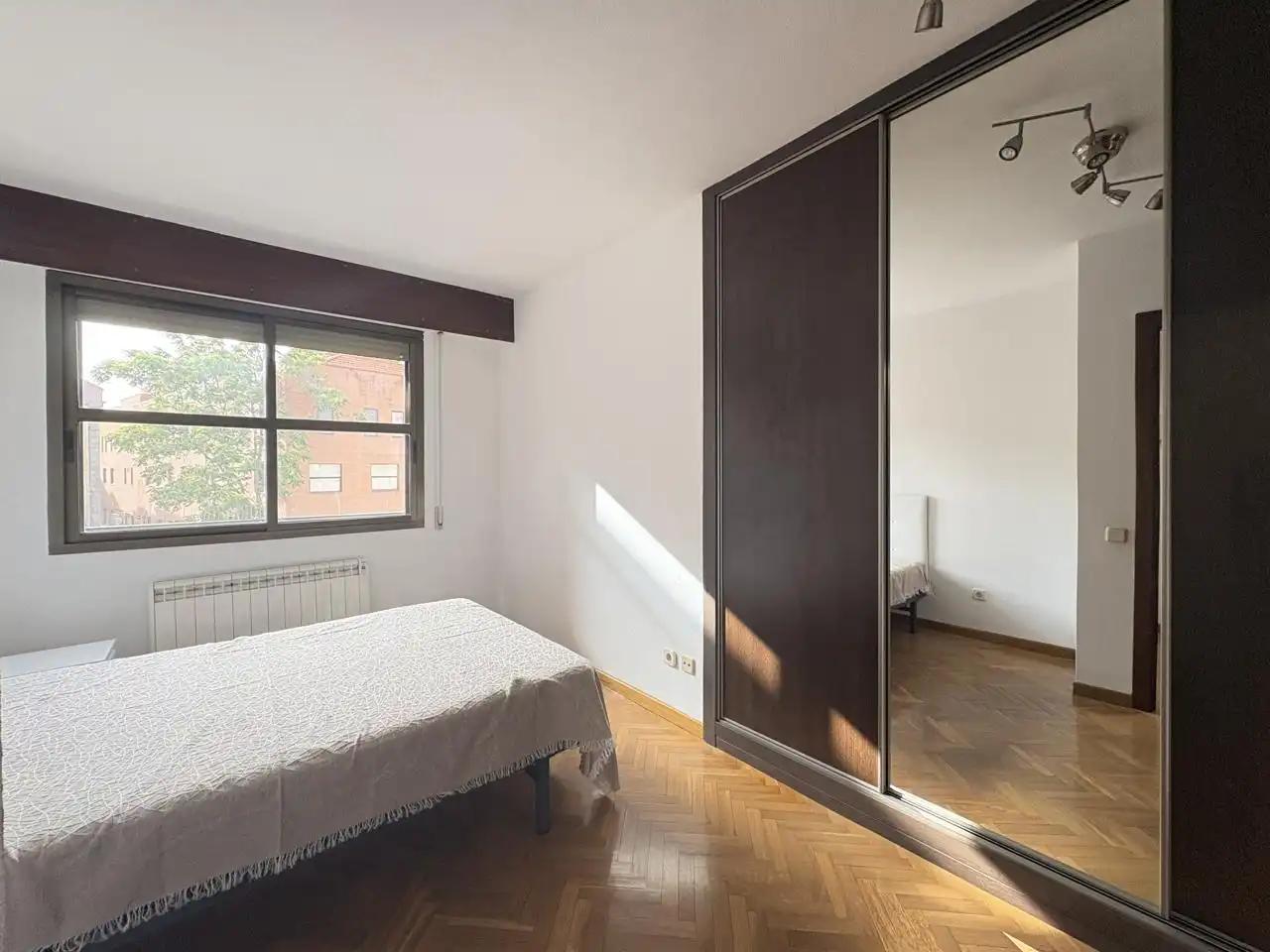 Schlafzimmer von Wohnung zur Miete in Madrid mit Klimaanlage, Heizung und Parkett