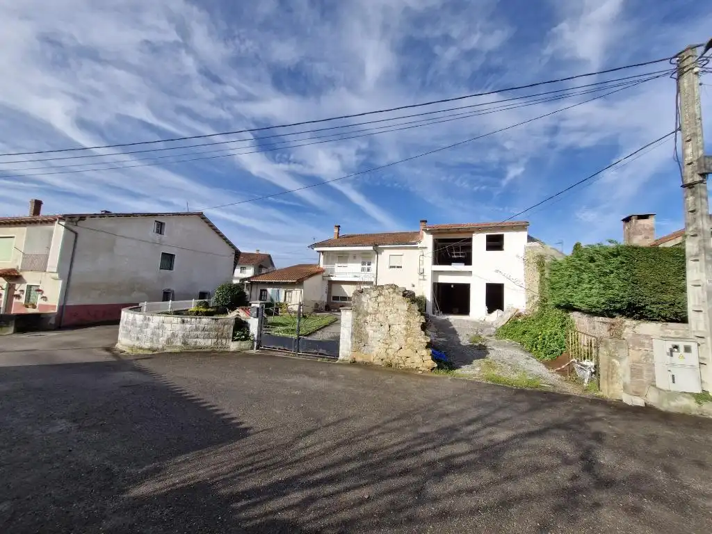 Vista exterior de Casa o chalet en venta en San Felices de Buelna con Balcón