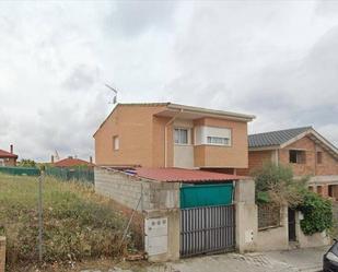 Vista exterior de Casa o xalet en venda en Villanueva de Perales amb Jardí privat i Piscina comunitària