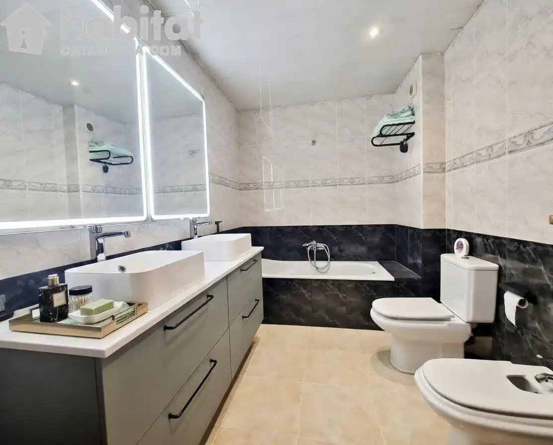 Baño de Casa adosada en venta en Martorell con Aire acondicionado, Calefacción y Jardín privado