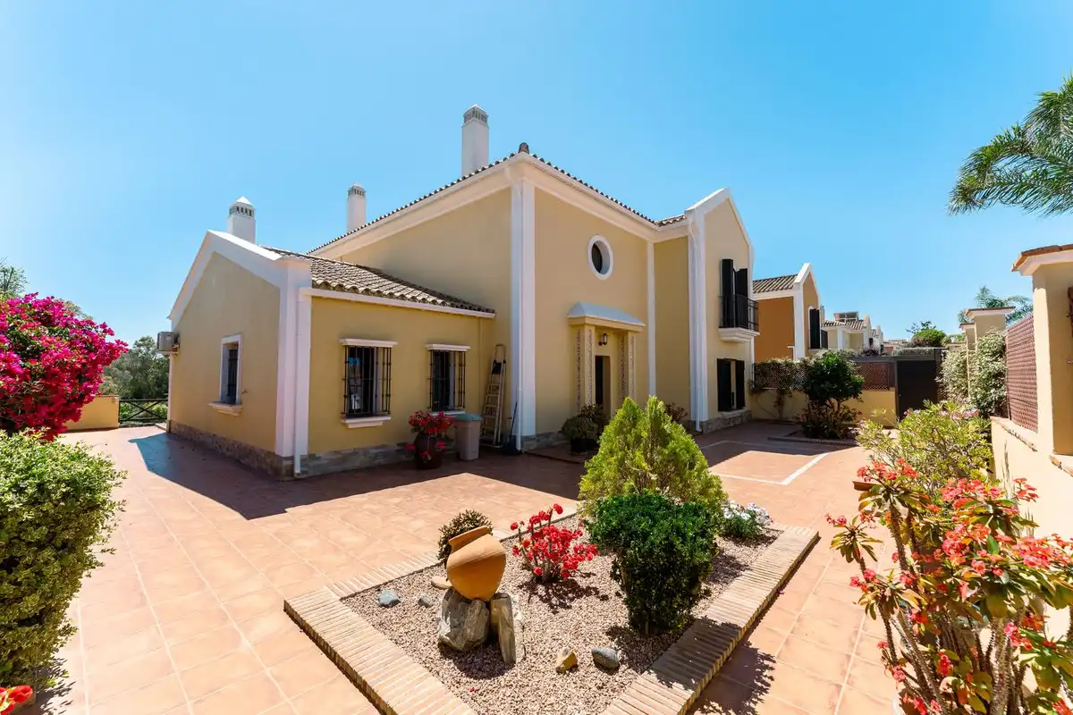 Vista exterior de Casa o xalet en venda en Marbella amb Aire condicionat, Terrassa i Traster