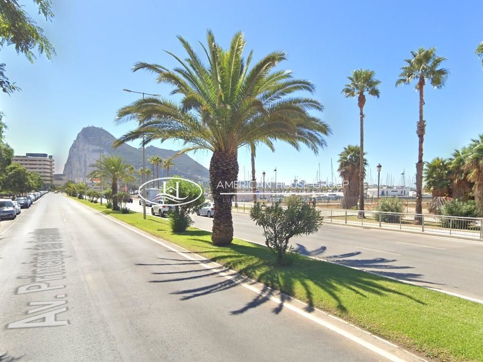 Vista exterior de Edifici en venda en La Línea de la Concepción
