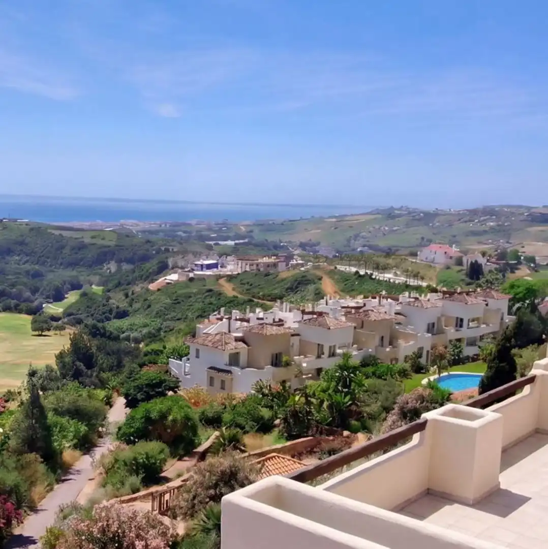 Vista exterior de Àtic en venda en Casares amb Aire condicionat, Jardí privat i Terrassa