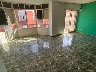 Pis amb balcó en venda a Sur