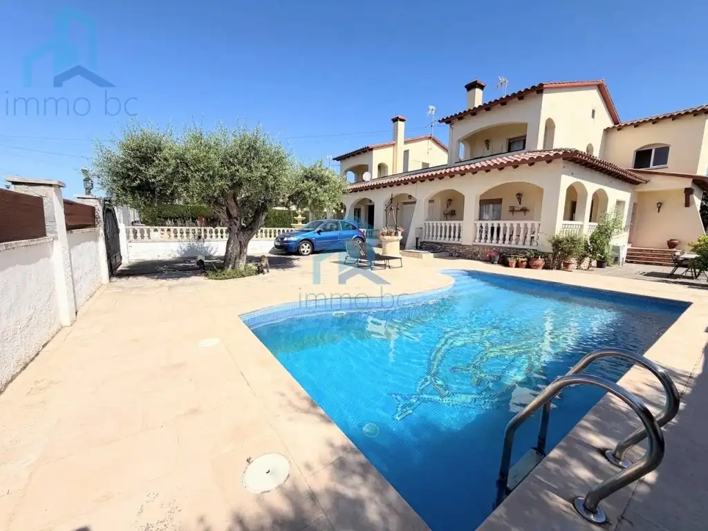 Swimming pool of Detached homes for sale in Creixell