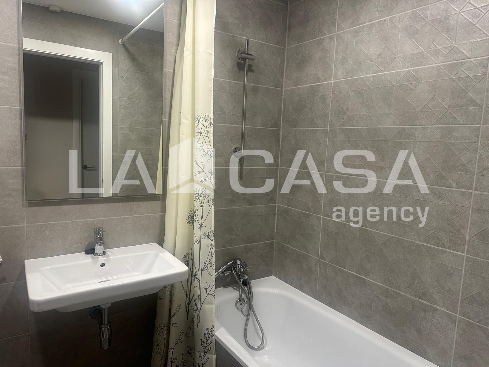 Baño de Piso en venta en Dos Hermanas con Terraza, Trastero y Piscina
