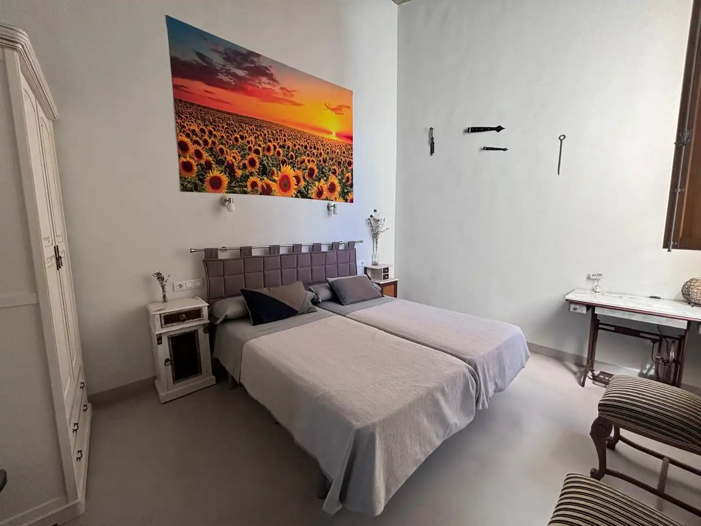 Dormitori de Finca rústica de lloguer en Chumillas amb Jardí privat, Piscina i Moblat