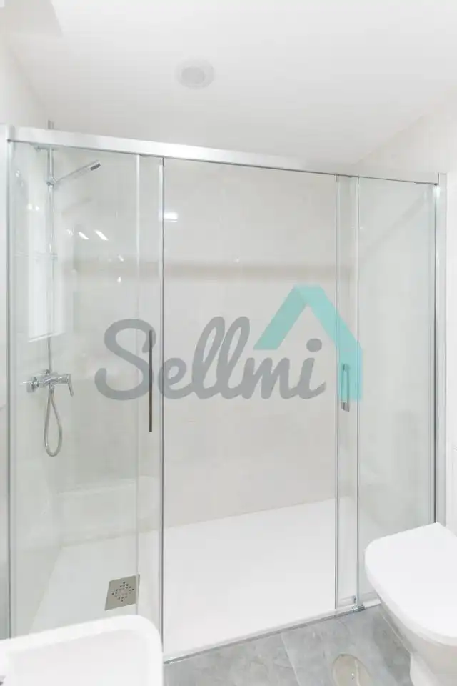 Baño de Piso de alquiler en Oviedo  con Calefacción, Terraza y Trastero
