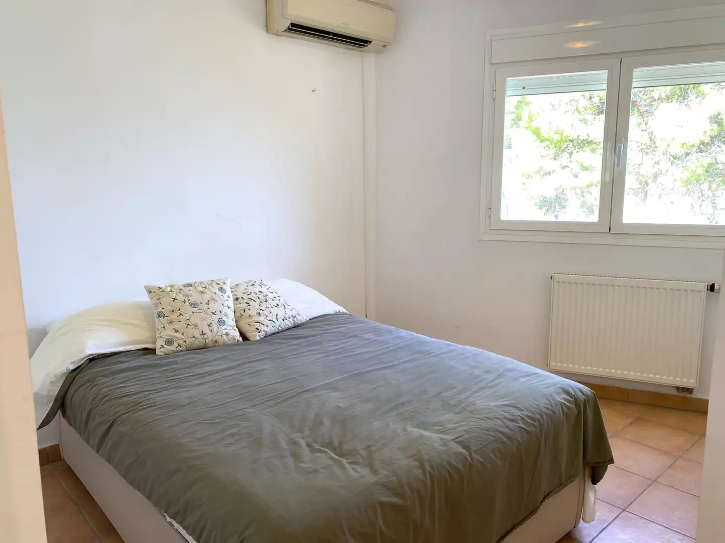 Habitación de Casa adosada en venta en Santa Eulària des Riu con Aire acondicionado, Calefacción y Jardín privado