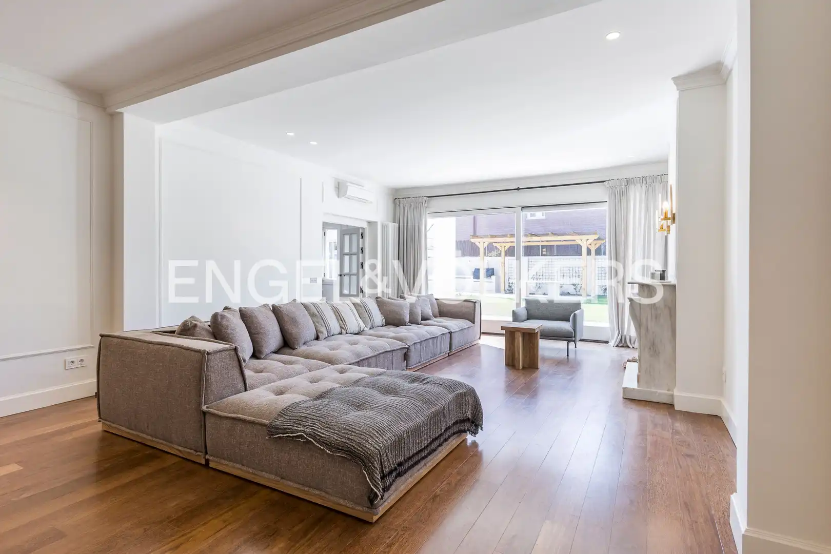 Sala d'estar de Casa o xalet de lloguer en Madrid amb Aire condicionat, Calefacció i Jardí privat