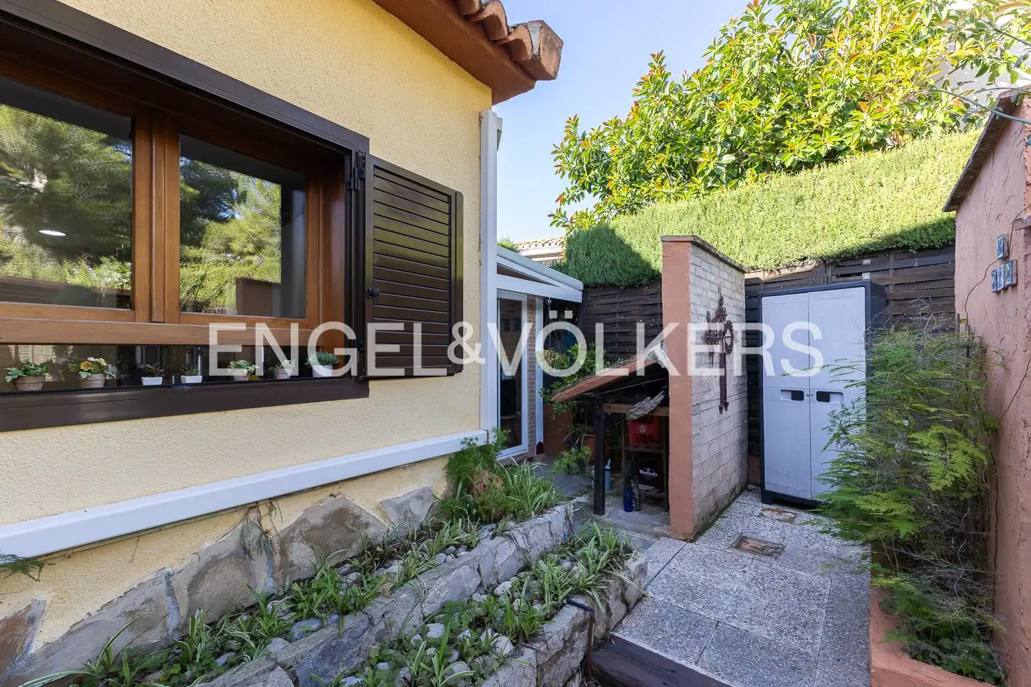 Vista exterior de Casa o xalet en venda en Riba-roja de Túria amb Aire condicionat, Calefacció i Jardí privat