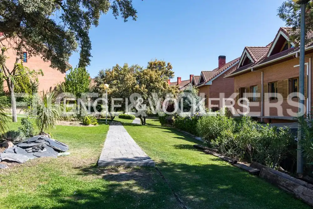 Vista exterior de Estudi de lloguer en Villaviciosa de Odón amb Calefacció, Jardí privat i Parquet
