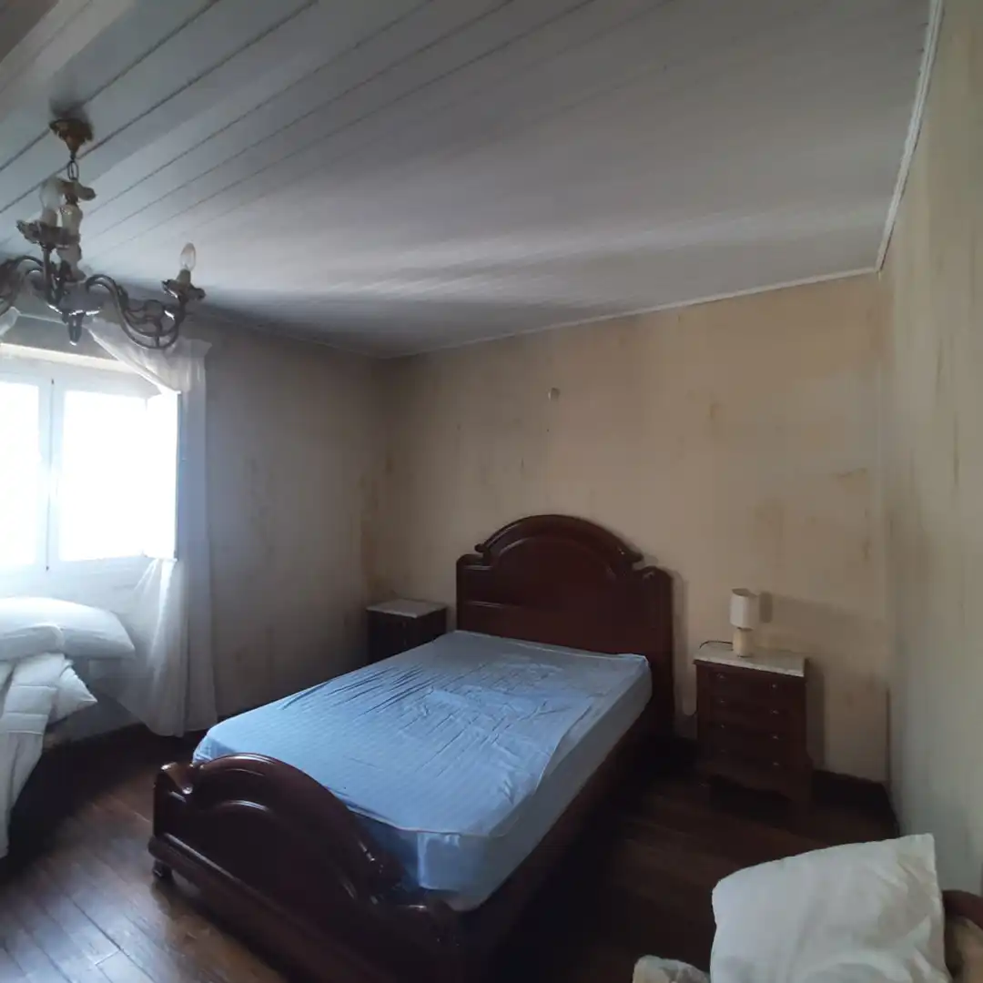 Schlafzimmer von Einfamilien-Reihenhaus zum Verkauf in Viveiro mit Privatgarten, Möbliert und Ofen