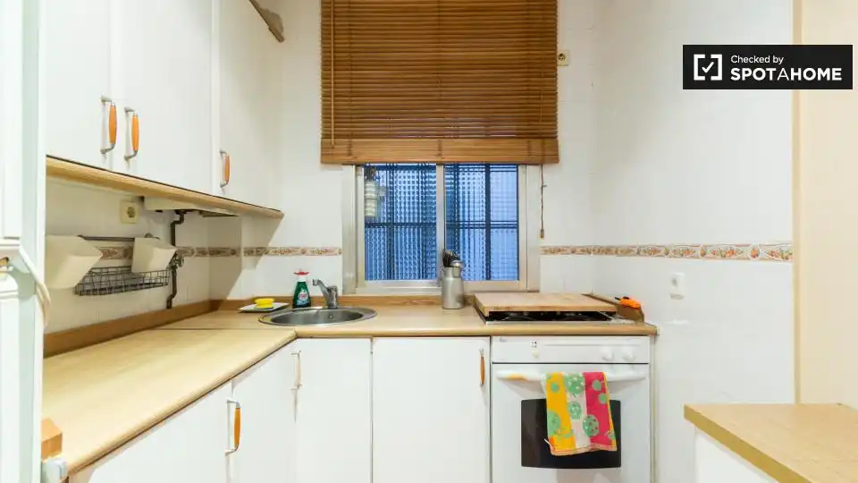 Cuina de Apartament per a compartir en Madrid amb Aire condicionat, Calefacció i Terrassa