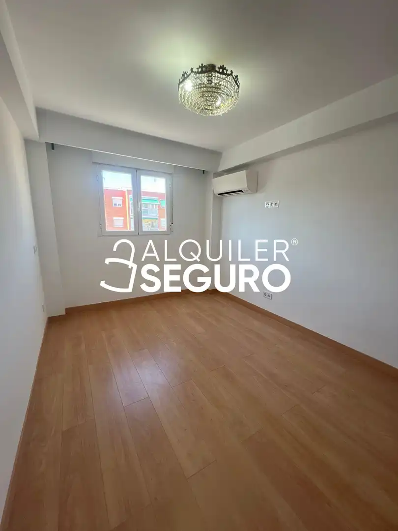 Bedroom of Flat for rent in Madrid  with Air Conditioner, Heating and Terrace