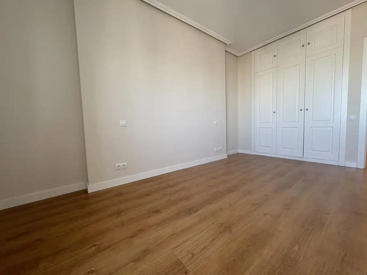 Dormitori de Pis de lloguer en Madrid amb Aire condicionat, Calefacció i Terrassa
